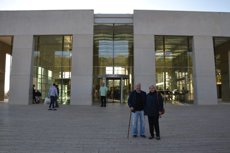 Buhač-Radojčić-uno-dei-sopravissuti-al-campo-di-Jasenovac-in-Croazia-con-JTMV-davanti-al-museo-dellOlocausto-a-Gerusalemme-20.11.-2019-768x512