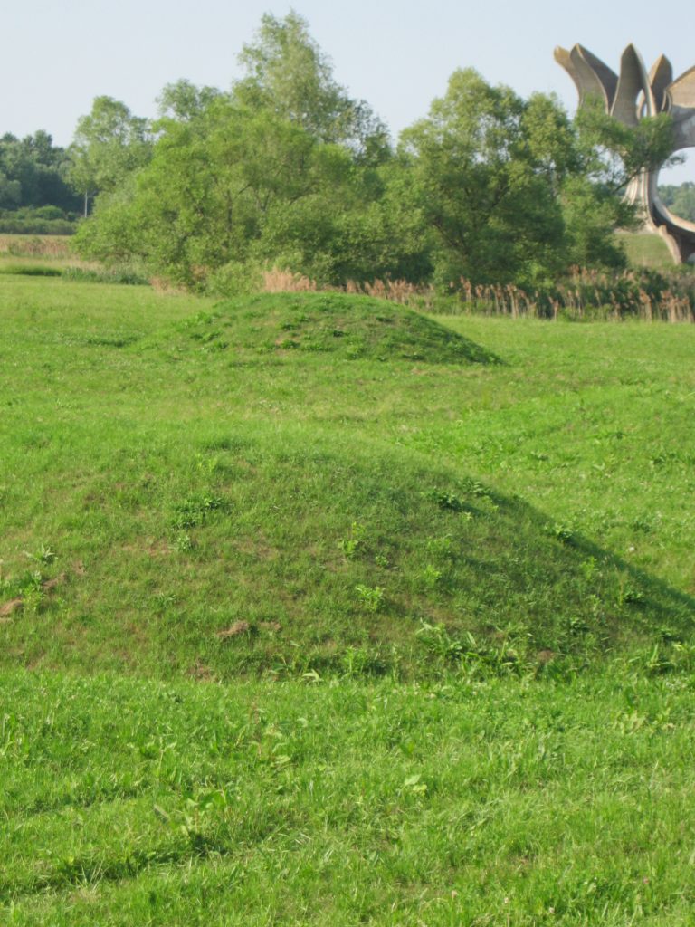 CroaziaJasenovac-campo-3.-La-forma-tondeggiante-indica-dove-si-trovava-la-fabbrica-di-mattoni-Ciglana-nei-cui-forni-incenerivano-i-corpi-dei-prigionieri.-768x1024