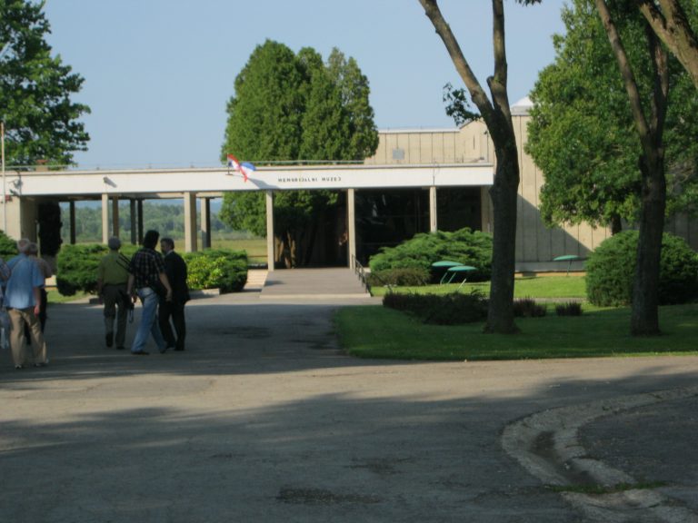 Jasenovac-Croazia.-Lentrata-del-campo-3-oggi.-768x576